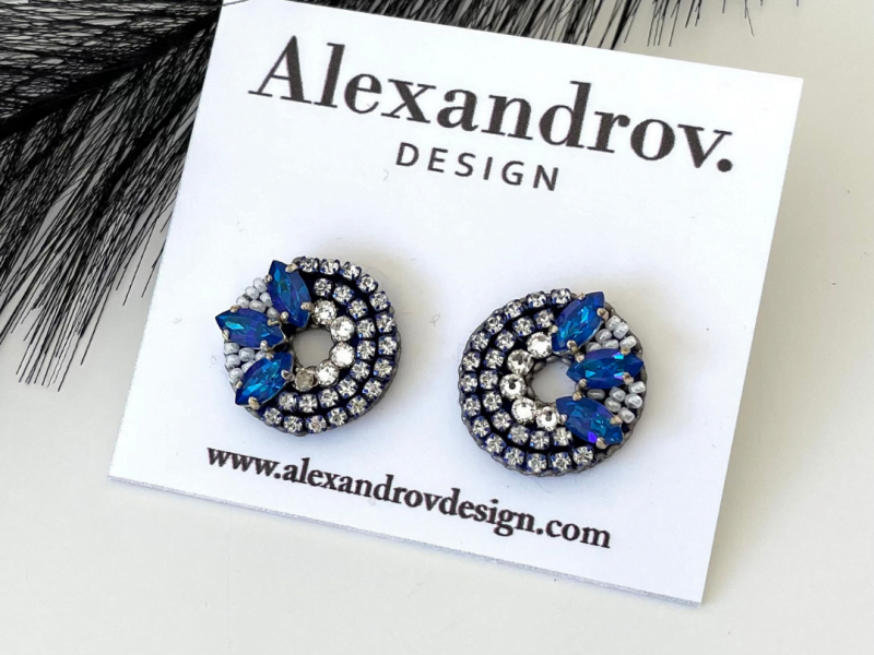 Round crystal royal blue studs earrings.