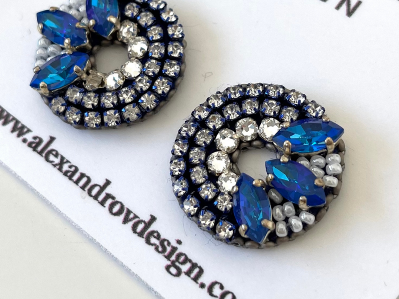 Round crystal royal blue studs earrings.